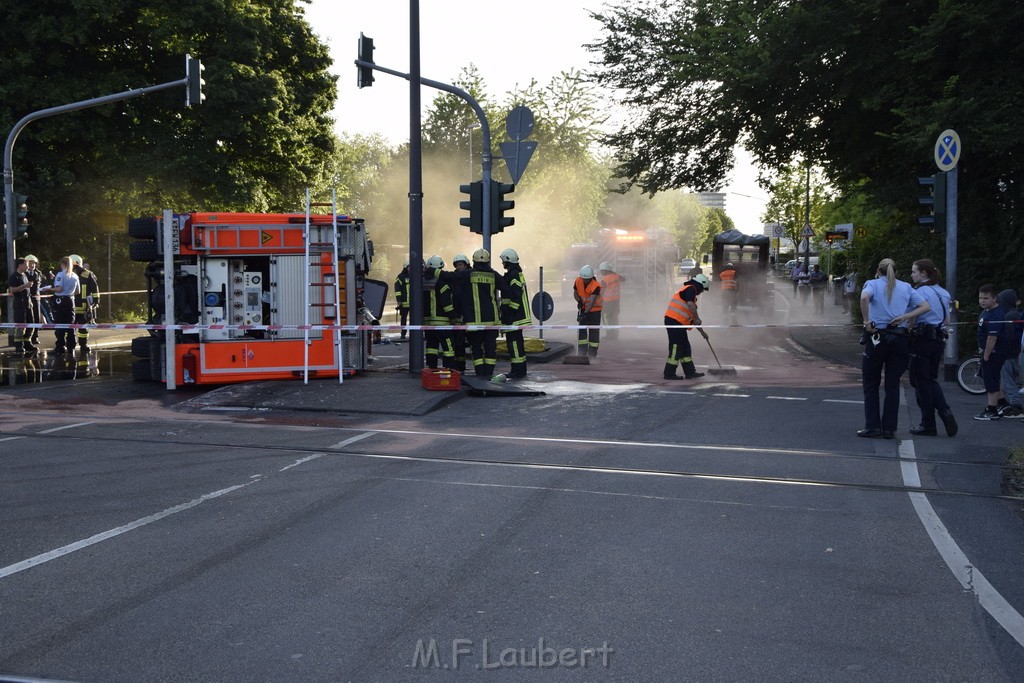 TLF 4 umgestuerzt Koeln Bocklemuend Ollenhauer Ring Militaerringstr P058.JPG - Miklos Laubert